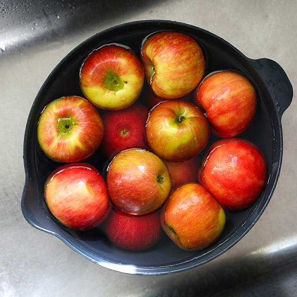 How to Properly Wash Apples and Pumpkins This Autumn | O-Cedar®